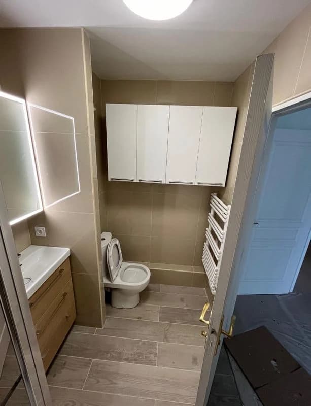 Détail carrelage et finitions salle de bain à Mantes-la-Jolie